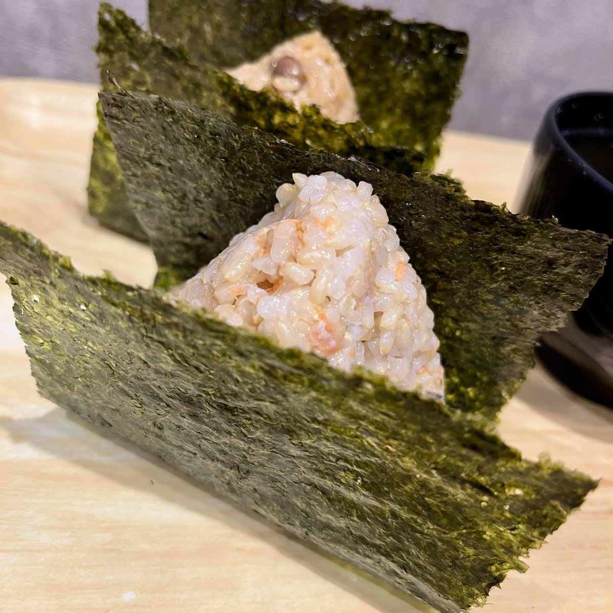 ren_jiyu2's tweet photo. おむすび　番旬🍙
奈良県奈良市

奈良県奈良市にある人気のおむすび屋さん番旬で塩麹焼き鮭と奈良茶飯塩味のおむすびいただきました！ https://t.co/mdWwHQwyWf