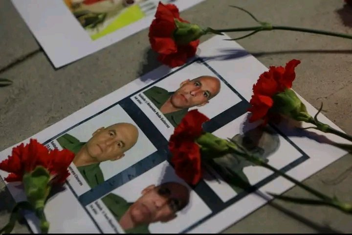 #AnapCuba
#PccEncrucijada
"La muerte con su impecable función, de artesana  del sol que hace héroes que hace historia y nos cede un lugar para morir en esta tierra...A los héroes se les recuerda sin llanto ,se les recuerda..
Gloria Eterna a ustedes héroes cubanos 🇨🇺🇻🇪🕊️
🇨🇺🕊️🇻🇪🇨🇺