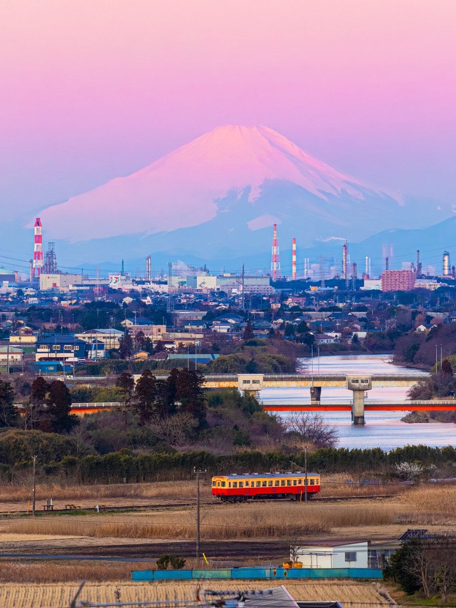 ピンクに染まった空と富士山と鉄道を撮りました✨ 合成無し、1枚撮り