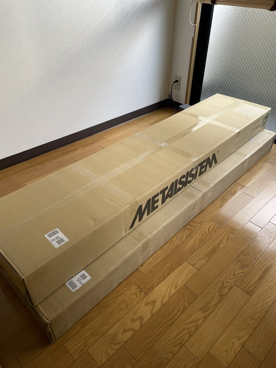 massi3112's tweet photo. まさに「機能美」という言葉を具現化したような棚。イタリア製と聞いて、デザインセンスと頑丈さに納得できるMETALSISTEMの、この独特なインダストリアルな空気感。

箱を開けた瞬間、メッキが放つ鈍い輝きに目を奪われた。イタリアの厳格な基準をクリアしたというその質感は、単なる「収納」の域を完全に超えている。

組み立ててみると、部屋の空気が一変した。無機質でありながらどこか色気を感じさせる素材感。無骨なまでに頑丈なのに、計算し尽くされた軽やかなスタイル。ショップの什器として世界中で愛される理由が、その佇まいから伝わってくる。

お気に入りの服を掛けてみる。それだけで、自分の部屋がミラノのセレクトショップになったかのような錯覚に陥る。錆に強く、一生モノとして寄り添ってくれる安心感。機能と美しさがこれほどマッチした家具に心が震えた。

「良いもの」は、ただそこにあるだけで日常の景色を鮮やかに塗り替えてくれる。この棚を眺めるたび、イタリアの職人魂が僕に「生活を楽しめ」と語りかけてくるようだ。