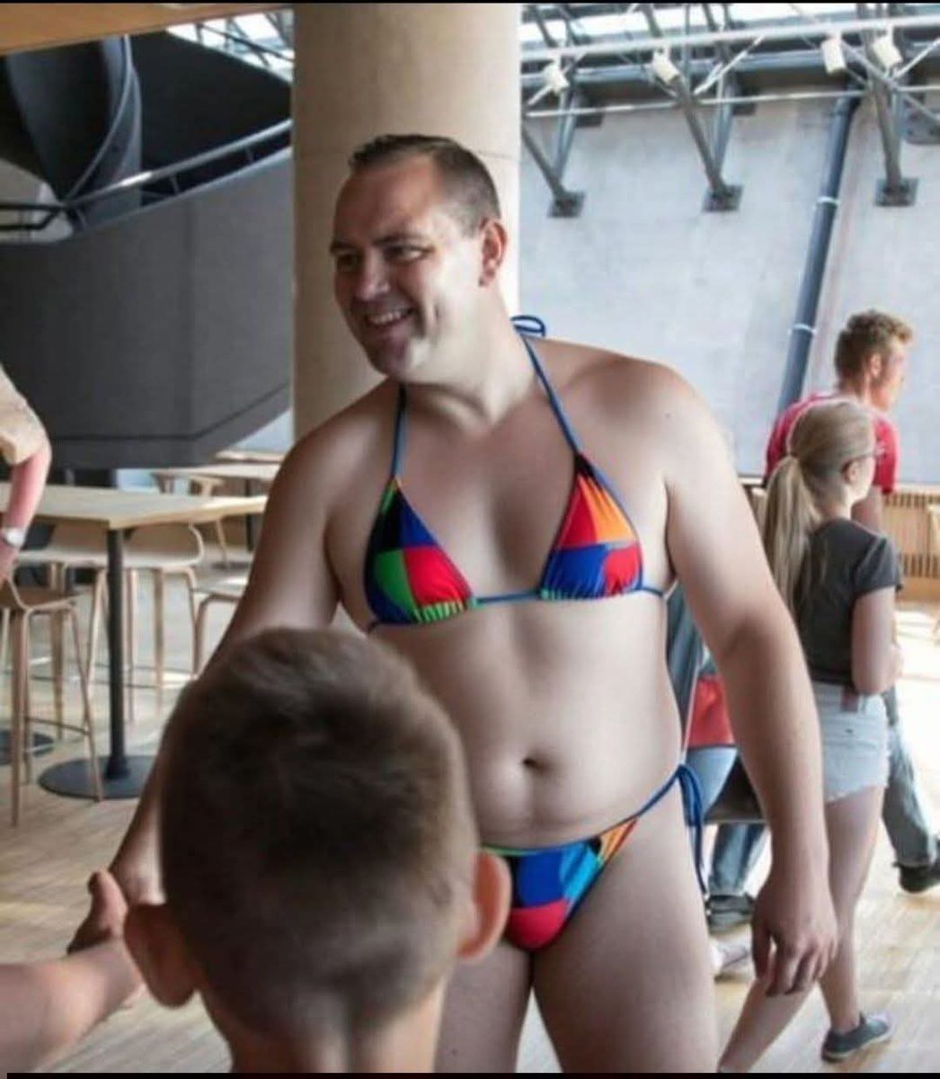 Nawrocki <a href="/NawrockiKn/">Karol Nawrocki</a> ZAWETOWAŁ ustawę, która miała ZABRONIĆ takich przeróbek i tego obrzydliwego ideologicznego cyrku wokół dzieci.
To jest zgoda na to, żeby ktoś mieszał w głowach robił  internetowe przeróbki.
Zatem proszę Panie Liberum veto