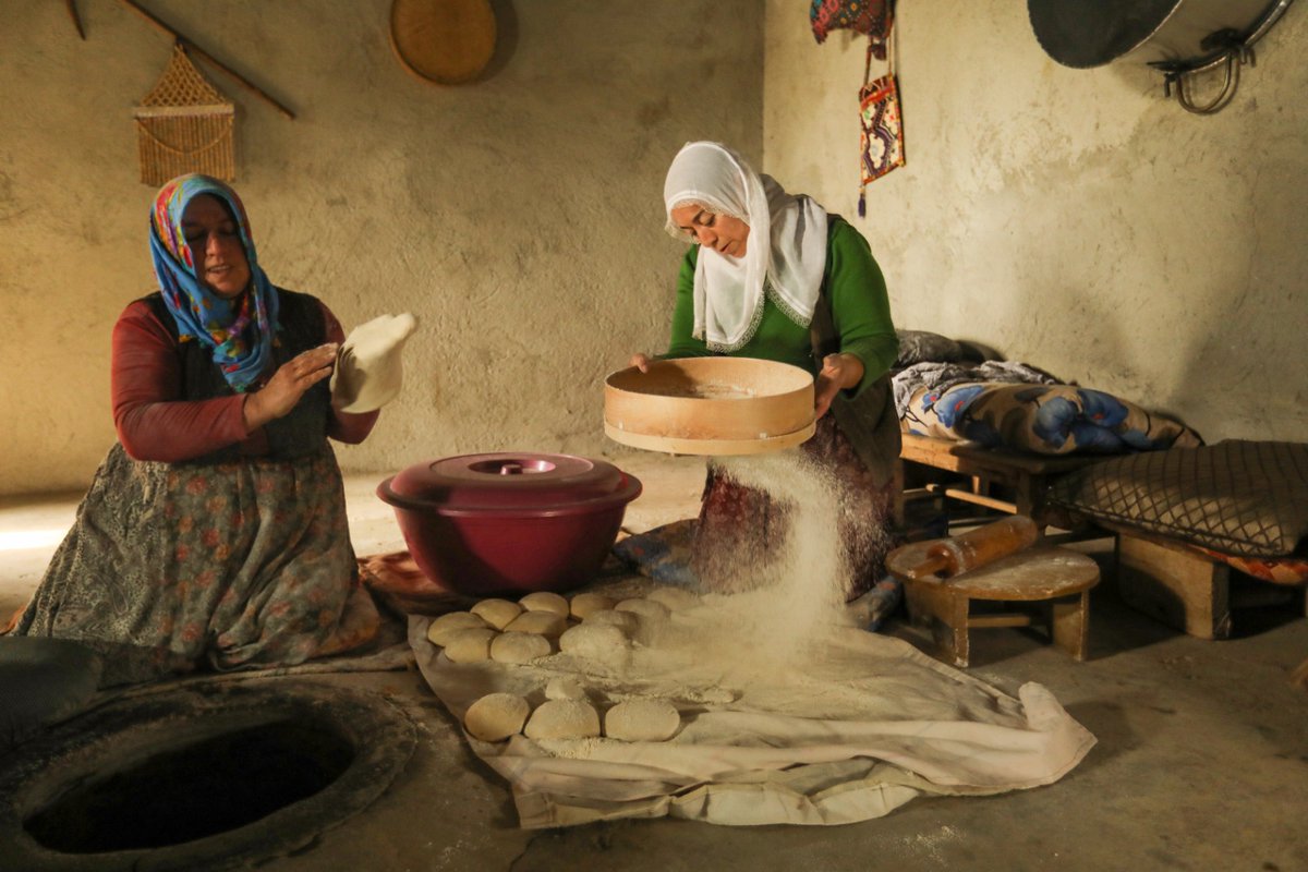 #Van'ın dondurucu soğuğunda dumanı üstünde tüten ekmekler; #Gevaşlı kadınların tandır başındaki emeğiyle hayat buluyor.

#photo #photojournalist #göründüköyü 

(AA) <a href="/Necmi__karaca/">Necmettin  KARACA</a>