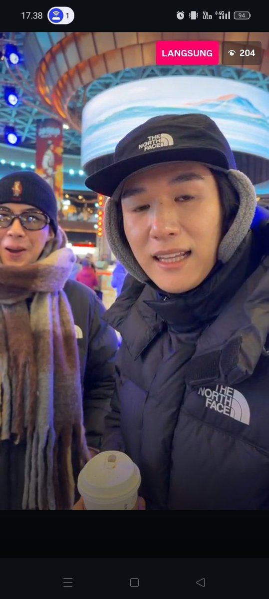 MAgusSakti1's tweet photo. They were walking around enjoying the holiday atmosphere in Harbin. Taken from p'first's live IG
@mos_psl @jjsundaymonday
#jjsunday #moslhong #MosBank https://t.co/y8U4gX5eRs