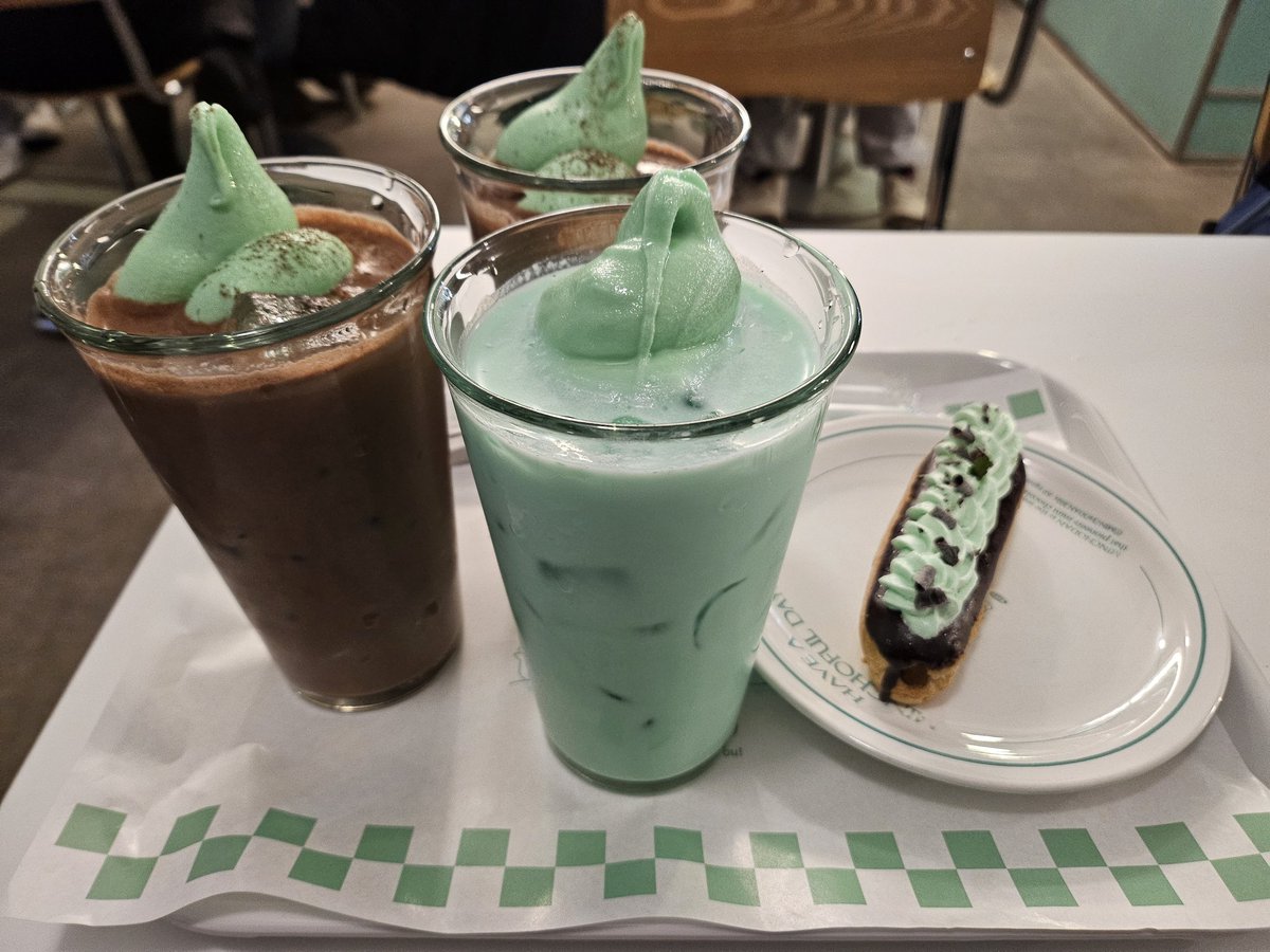 VRC_Ruby0212's tweet image. ここに来るためにソウルに来たと言っても過言ではない！！
チョコミント狂信者るびぃちゃん！ついに夢のミントチョコワールドに降臨しました！！！
パンも飲み物もアイスも！チョコミントしかない！
最高です！！！💚💚💚💚💚💚