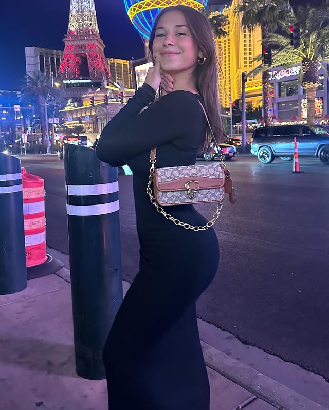 GlamourGlow5's tweet photo. take a gamble on me 🎲.... https://t.co/nEYzbU1CHD