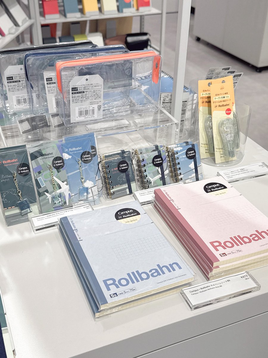 yur_aran_'s tweet image. 羽田空港のKOKUYO DOORS
コクヨの文房具たくさん揃ってるし、オリジナルノート作れたりもしてすごく楽しいので、行ったことなかったらぜひ行ってみて✈️☁️📔✨
