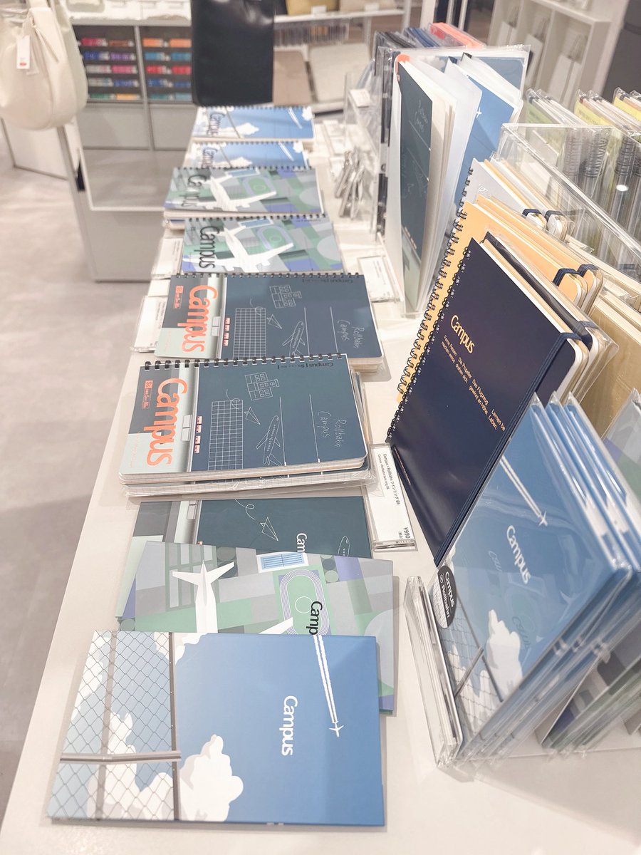 yur_aran_'s tweet image. 羽田空港のKOKUYO DOORS
コクヨの文房具たくさん揃ってるし、オリジナルノート作れたりもしてすごく楽しいので、行ったことなかったらぜひ行ってみて✈️☁️📔✨