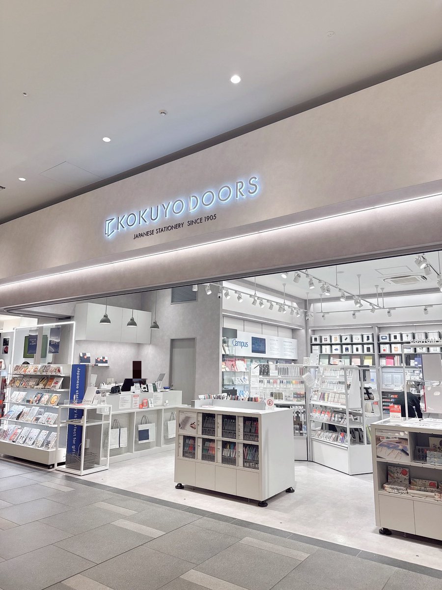 yur_aran_'s tweet image. 羽田空港のKOKUYO DOORS
コクヨの文房具たくさん揃ってるし、オリジナルノート作れたりもしてすごく楽しいので、行ったことなかったらぜひ行ってみて✈️☁️📔✨
