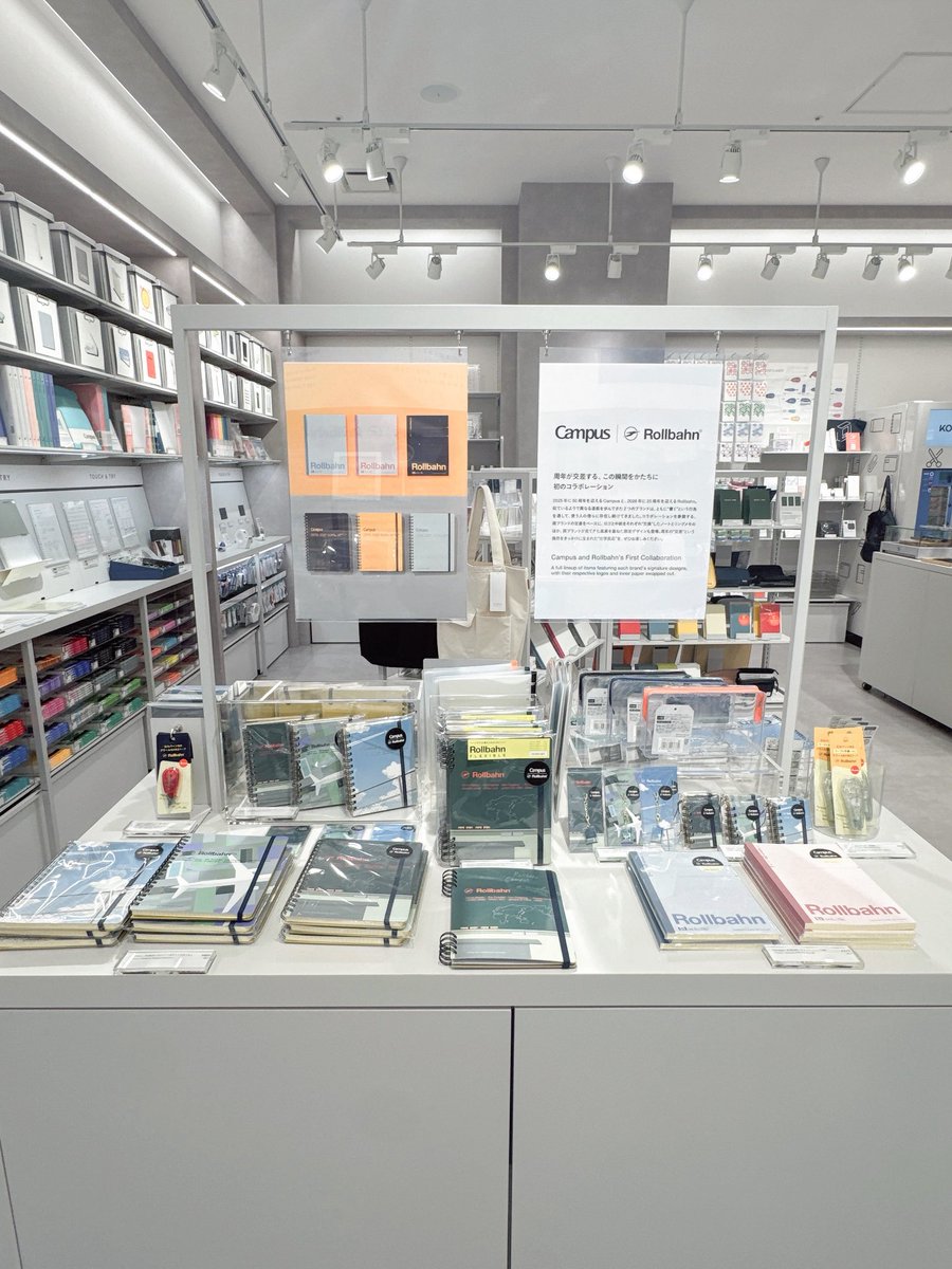 yur_aran_'s tweet image. 羽田空港のKOKUYO DOORS
コクヨの文房具たくさん揃ってるし、オリジナルノート作れたりもしてすごく楽しいので、行ったことなかったらぜひ行ってみて✈️☁️📔✨