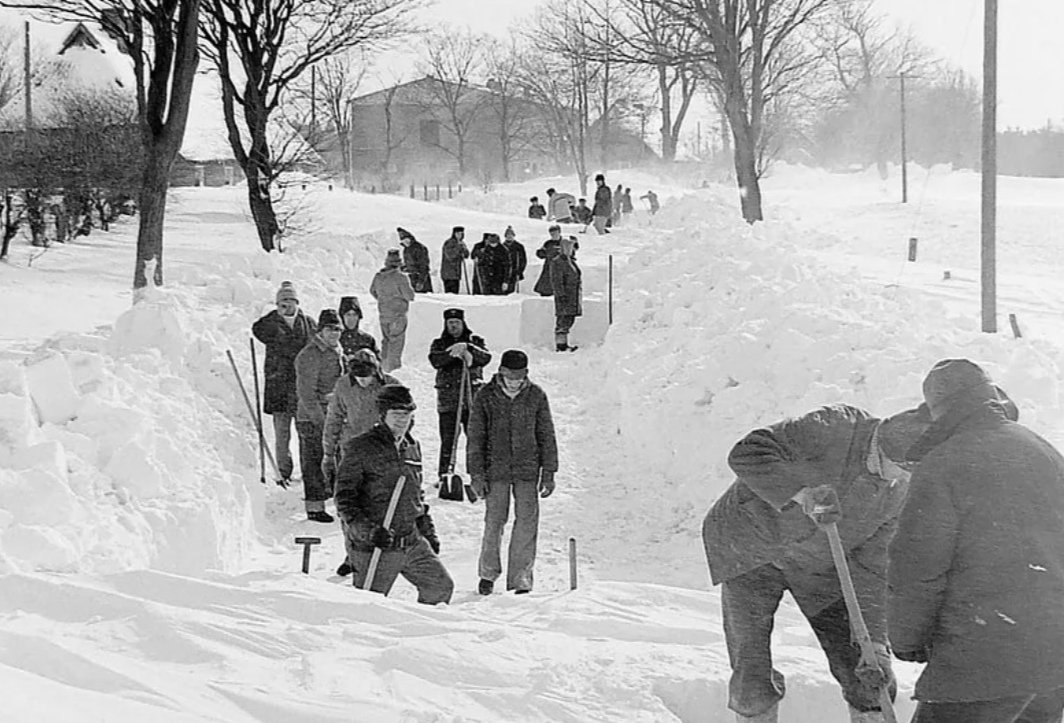 Spitze_Zunge_'s tweet image. VW stellt die Schicht ein wegen - Winter.
Der öffentliche Nah - und Fernverkehr kommt stellenweise zum erliegen, wegen - Winter.
Behörden, Schulen, Schwimmhallen bleiben geschlossen, wegen - Winter.

Sie wollen Krieg spielen mit Russland, heulen aber rum wie kleine Buben und…