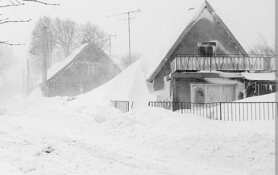 Spitze_Zunge_'s tweet image. VW stellt die Schicht ein wegen - Winter.
Der öffentliche Nah - und Fernverkehr kommt stellenweise zum erliegen, wegen - Winter.
Behörden, Schulen, Schwimmhallen bleiben geschlossen, wegen - Winter.

Sie wollen Krieg spielen mit Russland, heulen aber rum wie kleine Buben und…