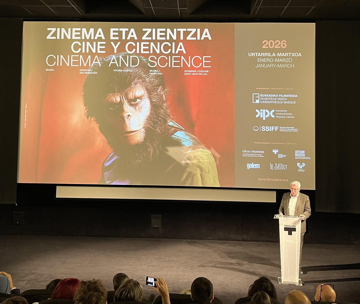 zigore2001's tweet image. Aurten ere ZINEMA ETA ZIENTZIA zikloari hasiera eman zion atzo Pedro Miguel Etxenikek,apartekoa den “El planeta de los simios” filma aurkeztuz.
Referencias a la evolución,a la IA, a los chimpancés que desarrollan un lenguaje,a los límites de la ciencia,…todo interesante.
🙊🙉🙈