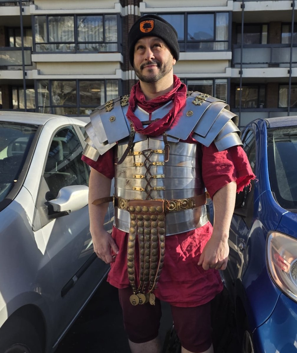ancientblogger's tweet photo. Spent an afternoon this week volunteering in kit to help some Year 3s with their Roman topic. A chance to get in kit again and show some support for @mileoak_fc on the way!
#ancientrome #brighton #mileoak #legionary https://t.co/znZOFZhrR6