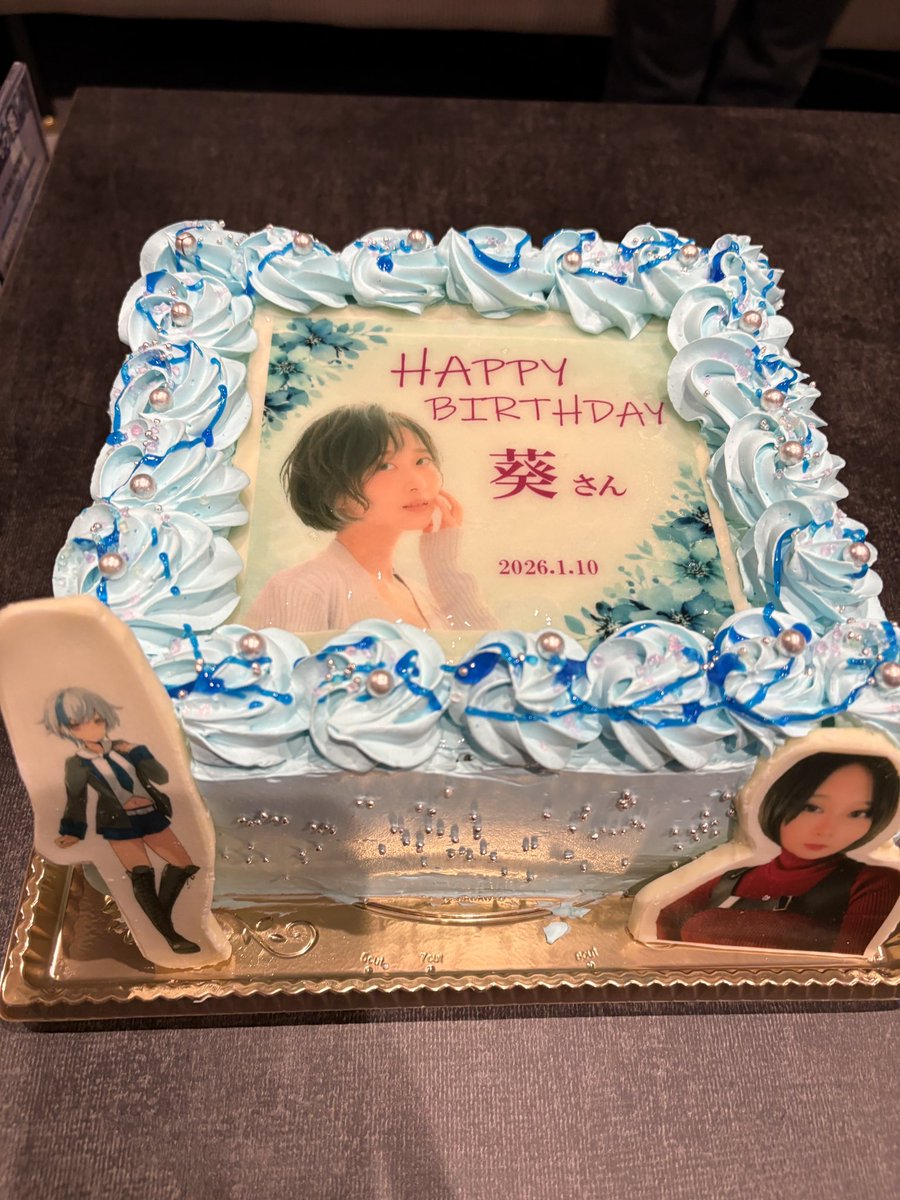 aoi_ton110's tweet photo. 産まれました！！！🎂✨

弊社提携の新井麻里衣氏企画、バースデーパーティー🎉を開いていただき、大盛り上がりの一次会が終わり、二次会にて、まさかのビッグサプライズが👀✨

あ、あ、あのスクエニカフェのフードディレクターをされていたHiDekiさん（@WaveHiDeSunset ）からケーキが！！！｡ﾟ(ﾟ´ω`ﾟ)ﾟ｡

こ、こんなことってあります⁉️
私がどれだけスクエニさんが大好きで、スクエニカフェにも通ったことか…‼️

バースデーパーティーにご参加くださった方、メッセージをくださった方、HiDekiさん、そして企画してくれた麻里衣さん、本当にありがとうございます😭

幸せすぎるお誕生日です😭💕