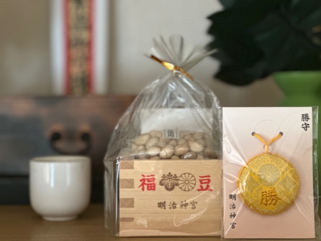 AM_english_pro's tweet photo. 全国通訳案内士（ガイド）になる前から、20年以上は明治神宮と浅草寺へ参拝、お礼参りしています。

先日、「英検準2級に合格しました」という、とても嬉しいご報告を受けました。

「己（自分）に勝とう！」という受講生へのメッセージと自身への気持ちの引き締めも込めて、2026年初詣の際には明治神宮で「勝守」をチョイス。

今年も、英語学習を通して、
みんなの人生がより豊かになるよう心より願っております。一緒に、目標や夢に向かって歩んでいこう！