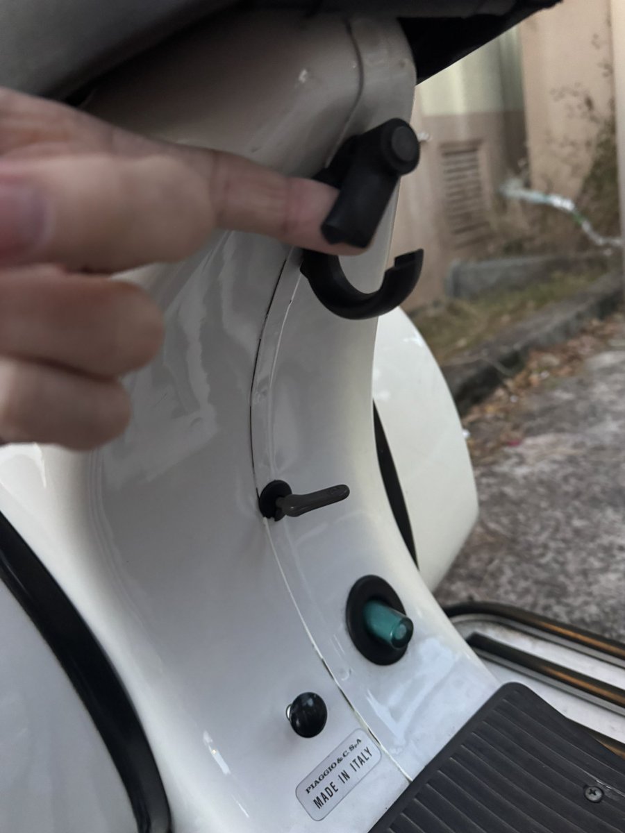 dai_k_ztmy's tweet image. ベスパってメットインとか無いんですけど、シート下にコンビニフック的なものがありますの

日本車にも普通にある装備ですけど、凄いのはここが鍵付きなこと

イタリアって本当に盗難王国なんだなって思うところ🇮🇹

イタ車のロック関係は本当に頑丈

#ベスパ 
#PX