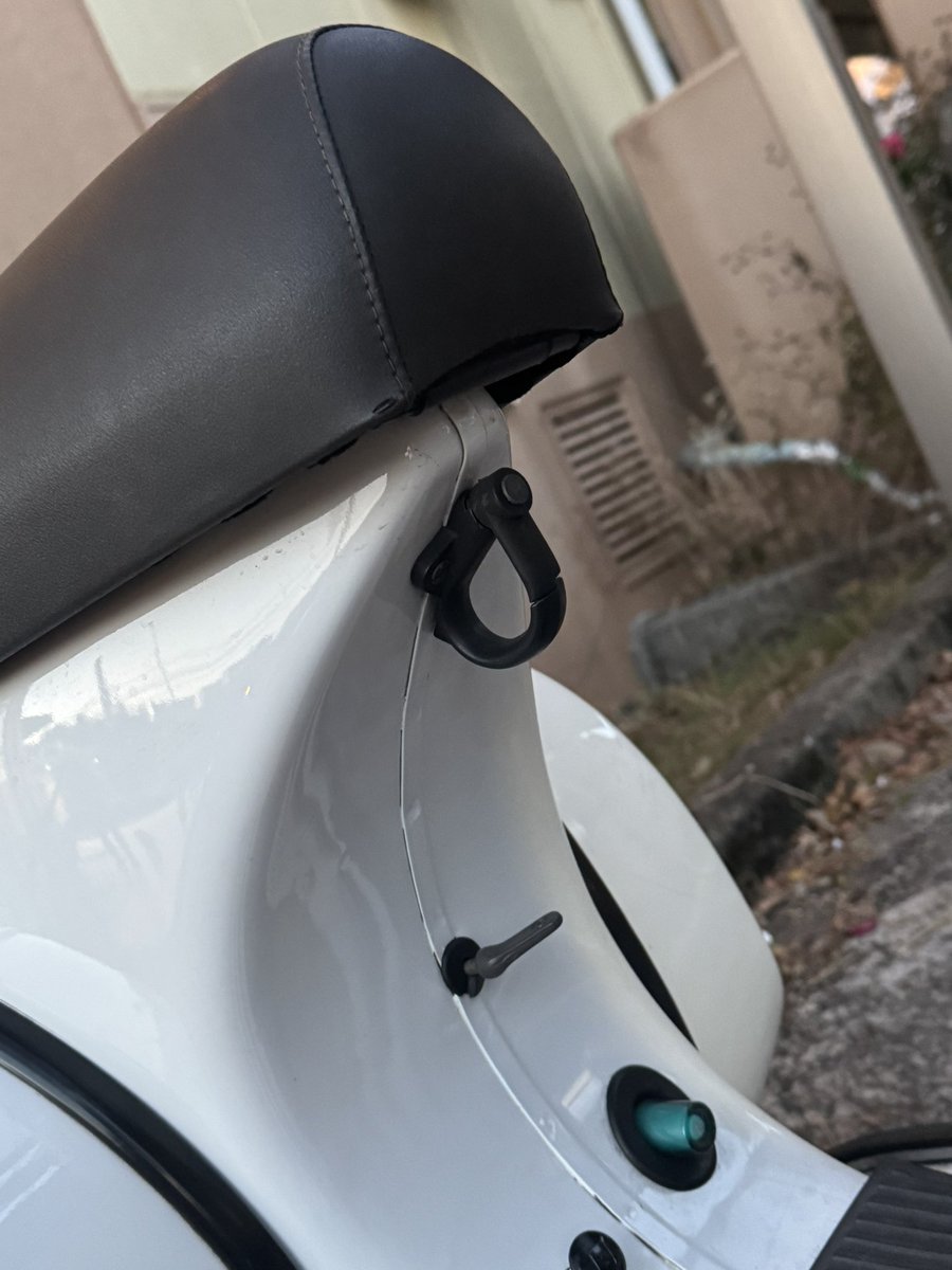 dai_k_ztmy's tweet image. ベスパってメットインとか無いんですけど、シート下にコンビニフック的なものがありますの

日本車にも普通にある装備ですけど、凄いのはここが鍵付きなこと

イタリアって本当に盗難王国なんだなって思うところ🇮🇹

イタ車のロック関係は本当に頑丈

#ベスパ 
#PX