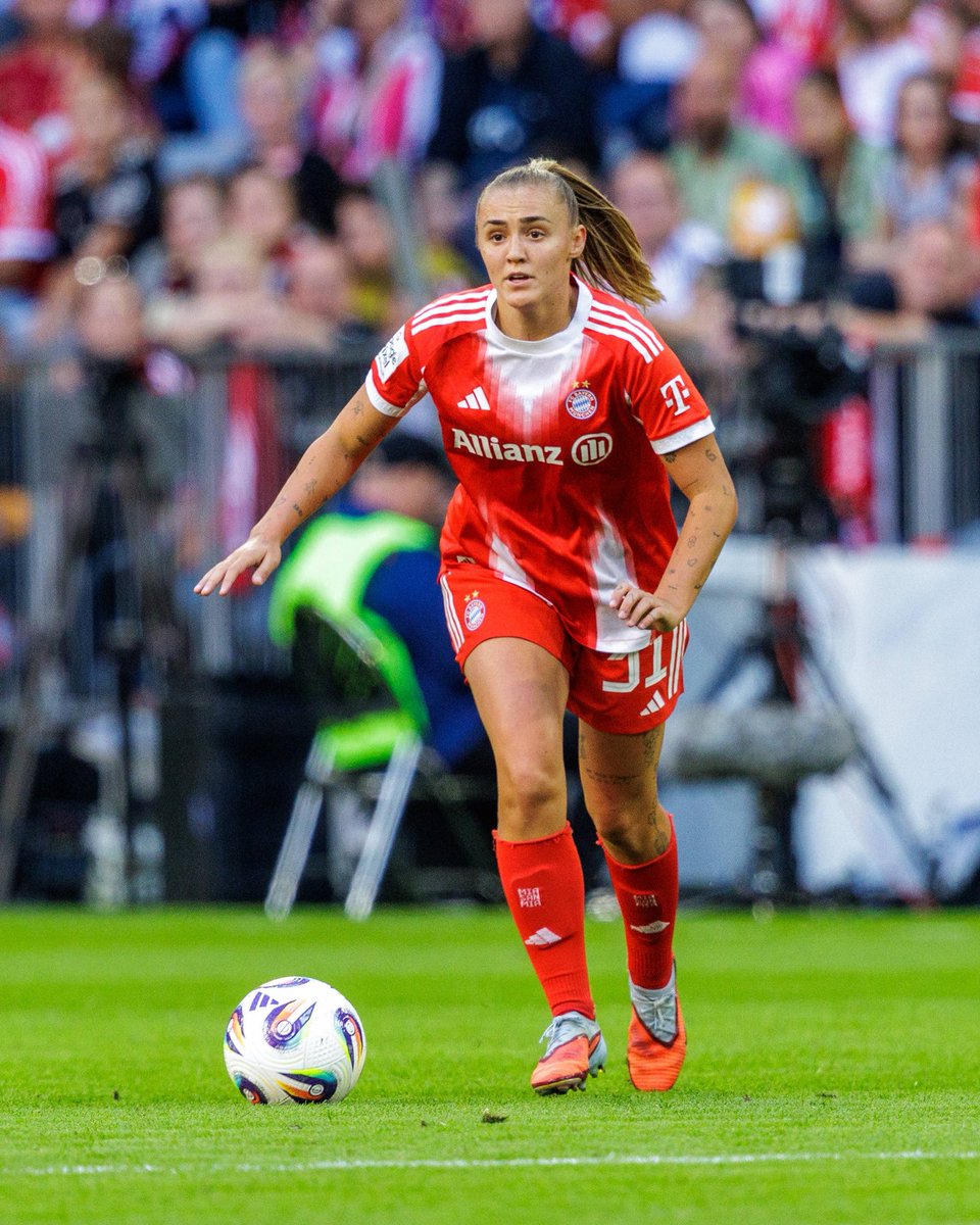 FCBfrauen's tweet image. Nach vier äußerst erfolgreichen Jahren verabschiedet sich Georgia Stanway im Sommer von den FC Bayern Frauen. Die englische Nationalspielerin wird ihren zum Saisonende auslaufenden Vertrag bei den Münchnerinnen nicht verlängern.

ℹ️ fcbayern.com/lzV3E