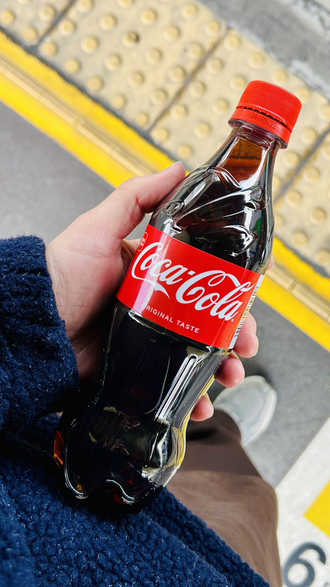久しぶりにコーラ飲んだけどめちゃくちゃおいしい。