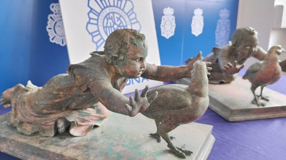 HectorBraojos's tweet image. 🏺 Dos #esculturas #romanas #expoliadas hace más de una década #regresan a España.

🚔 Las piezas, en bronce, tienen más de 2.000 años y salieron ilegalmente del país tras ser #robadas de un yacimiento. La investigación de la #Policía #Nacional ha permitido su recuperación.

🔗