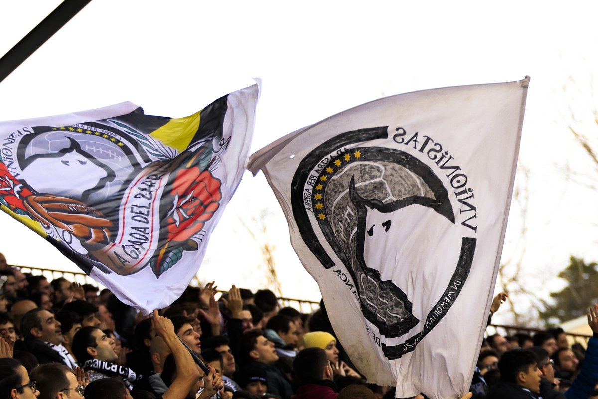 Un amor sin límites, dulce castigo.
🤍🖤🏁
#LosUltimosRomanticos