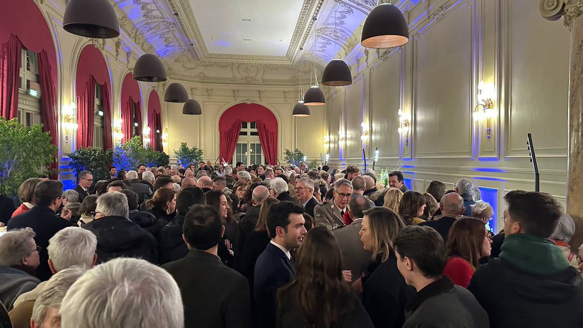 fredvalletoux's tweet image. Comme chaque année, beaucoup de monde aux vœux de #Fontainebleau, autour de notre équipe municipale et de @JulienGondard_.

L'occasion pour moi de remercier tous ceux, élus, agents publics, bénévoles, soignants et acteurs économiques, qui se sont engagés lors de ce mandat.