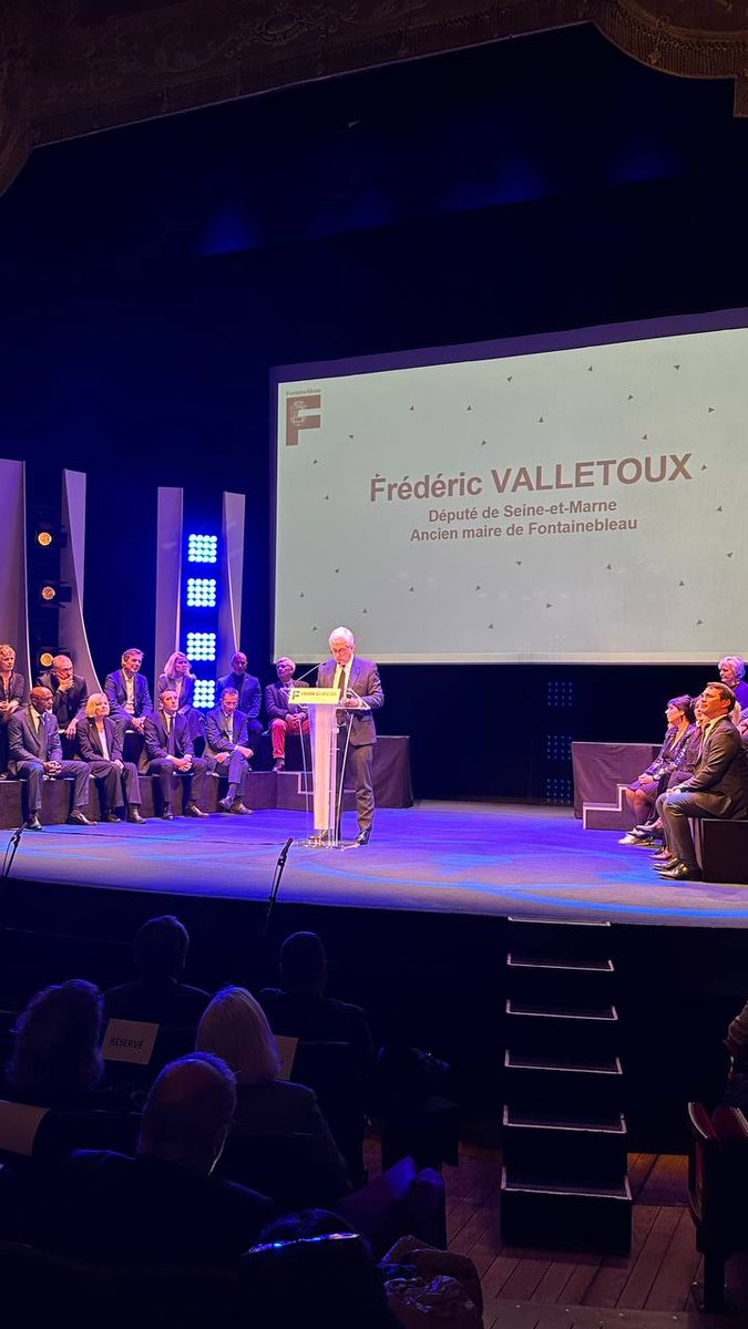 fredvalletoux's tweet image. Comme chaque année, beaucoup de monde aux vœux de #Fontainebleau, autour de notre équipe municipale et de @JulienGondard_.

L'occasion pour moi de remercier tous ceux, élus, agents publics, bénévoles, soignants et acteurs économiques, qui se sont engagés lors de ce mandat.