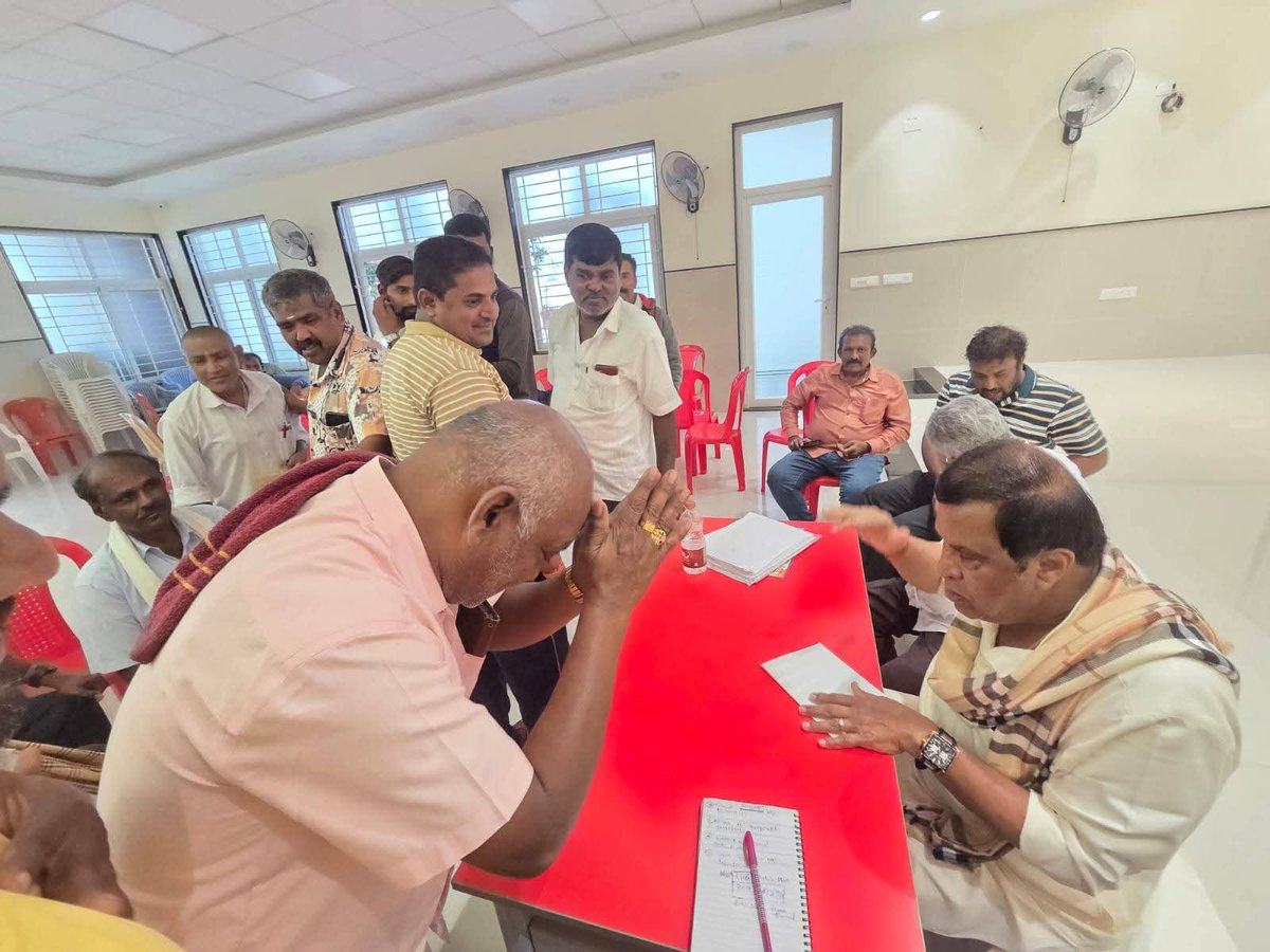 LRSMandyaExMP's tweet photo. ಪ್ರತಿ ಶುಕ್ರವಾರದಂತೆ ನಿನ್ನೆ ನಾಗಮಂಗಲ ನಿವಾಸದ ಗೃಹ ಕಚೇರಿಯಲ್ಲಿ ಸಾರ್ವಜನಿಕರನ್ನು ಮತ್ತು ಮುಖಂಡರುಗಳನ್ನು ಭೇಟಿ ಮಾಡಿಲಾಯಿತು, ಕಳೆದ ವಾರದ ನಾನು ಗೈರು ಹಾಜರಿ ಆದ ಪರಿಣಾಮ ಸಾಕಷ್ಟು ಜನ ಕಚೇರಿಗೆ ಭೇಟಿ ನೀಡಿ ವಾಪಸ್ಸಾಗಿದ್ದರು. ನಿನ್ನೆ ಎಲ್ಲರ ಸಮಸ್ಯೆಯನ್ನು ಆಲಿಸಿ ಸ್ಪಂದಿಸಲಾಯಿತು.‌ https://t.co/3bxL83DMse