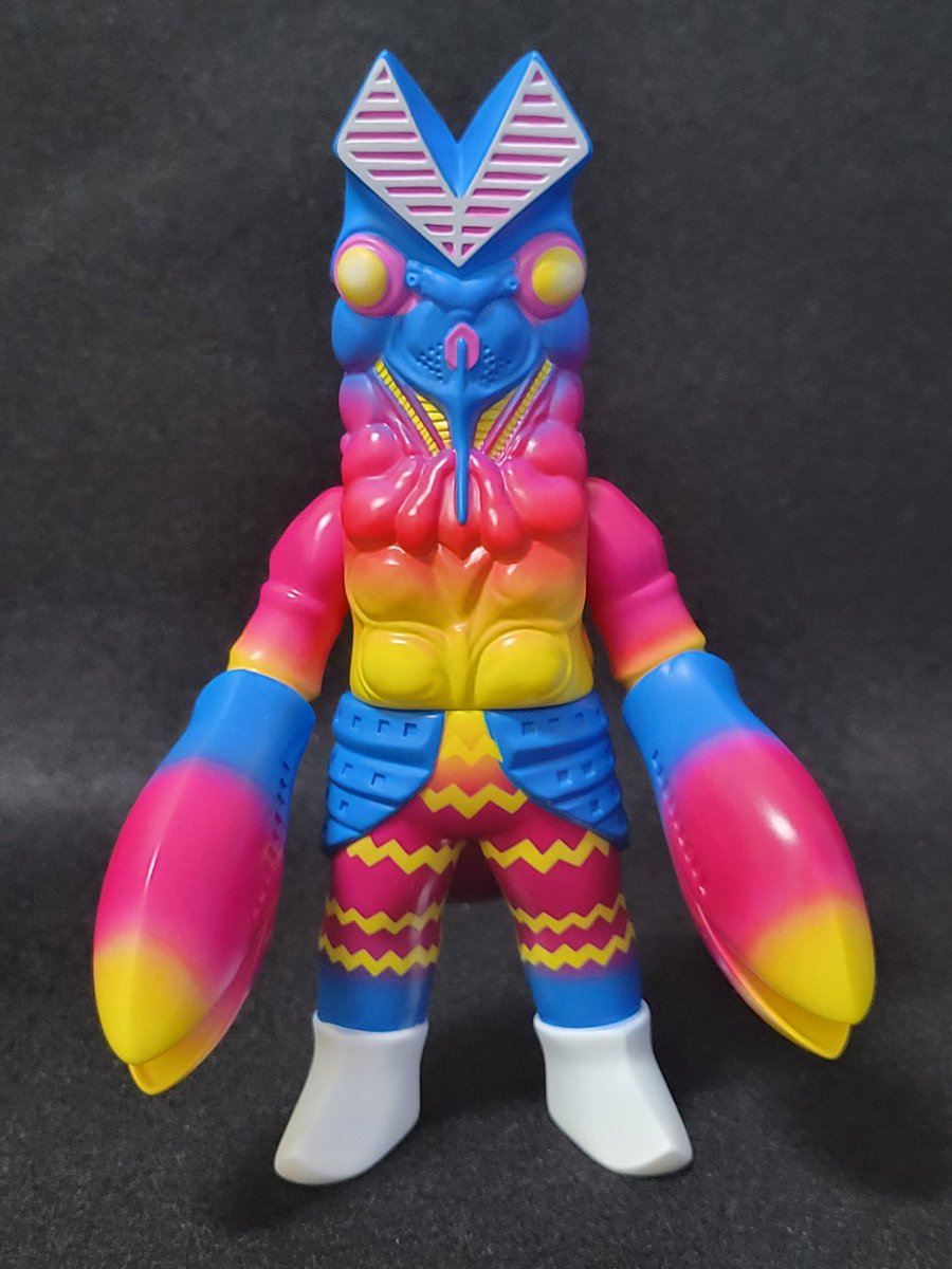 KAIJINさん(@kaijintoy) 『バルタン星人(ゲーミング)』 派手な配色
