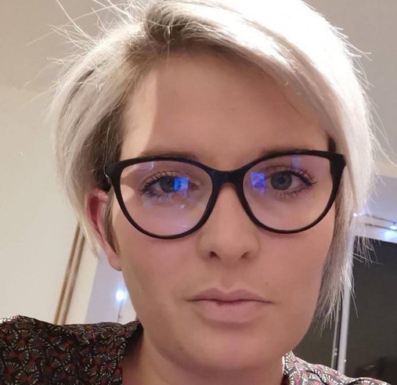 PsyGuy007's tweet image. 🕊️🇫🇷 Aujourd’hui, cela fait tout juste 7 mois que Mélanie G., 31 ans, la surveillante, a été poignardée par un élève de 14 ans, lors d’un contrôle de sacs au collège Françoise Dolto à Nogent.

Elle avait un enfant, Timéo, que j’imagine, pendant des jours, du haut de ses 4 ans,…