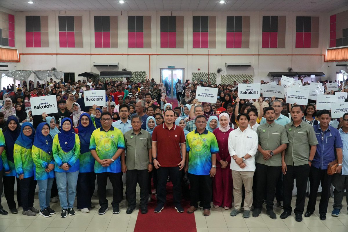 farhanfauzi_my's tweet photo. Alhamdulillah sebaik tiba dari Türkiye usai lawatan rasmi bersama YAB Perdana Menteri, saya kemudiannya ke Indera Mahkota bagi meluangkan masa bertemu 800 penerima Program Jom Ke Sekolah Parlimen Indera Mahkota 2026 di Dewan Atabara, Kuantan.

Dalam pertemuan ini, saya menyentuh komitmen Kerajaan MADANI di bawah pimpinan YAB Perdana Menteri, Dato’ Seri @anwaribrahim yang memperuntukkan RM800 juta bagi Bantuan Awal Persekolahan (BAP), meliputi murid Tahun 1 hingga pelajar Tingkatan 6.

Inisiatif ini adalah sokongan langsung kepada ibu bapa dalam mengurus keperluan pendidikan anak-anak.

Sebagai sahutan kepada usaha tersebut, kami bersama rakan strategik iaitu Yayasan Bank Rakyat, Yayasan Taqwa-MAIWP dan Persatuan Alumni Sekolah Kebangsaan Aminuddin Baki menyalurkan 800 set kelengkapan sekolah bernilai keseluruhan RM160,000 kepada keluarga yang memerlukan.

Penghargaan juga buat ibu bapa yang  menunjukkan komitmen menyediakan kelengkapan anak-anak ke sekolah. Malah mereka hadir seawal pagi dan memeriahkan majlis yang diadakan pada hari ini. Terima kasih semua! 

#MalaysiaMADANI
#MADANIBekerja
#RancakkanMADANI