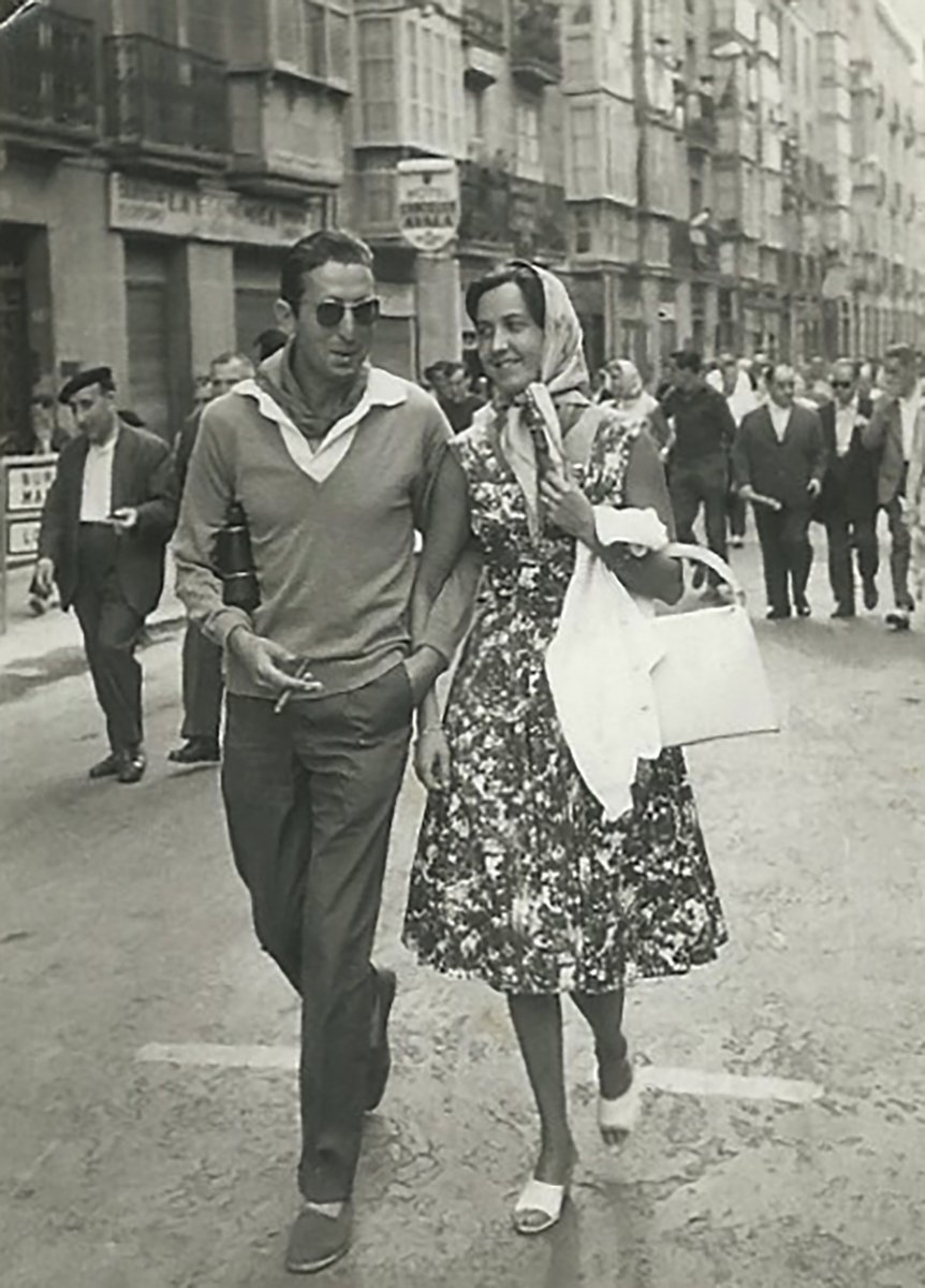 #Taldiacomohoy de 1980 #ETA asesinó en Vitoria al jefe del Cuerpo de Miñones Jesús Velasco, lo hicieron delante de dos de sus cuatro hijas, Begoña e Inés de 12 y 16 años.
Le ametrallaron cuando las dejaba en el colegio.

Dejó una viuda coraje Ana María Vidal-Abarca.

🧵