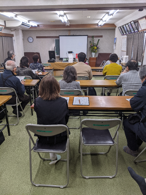 tekona_record's tweet photo. 【てるぼサロン市川南】 
🎙️蓄音機実演会　～昭和レトロの音色　蓄音機の調べ～

🎵本日午前中に開催しました。21名もの参加があり盛況でした。手回し式蓄音機と電蓄を使い、昭和の音色をたっぷりと楽しんでもらいました。

記事　https://t.co/VaIrvqNvpE
#蓄音機 #電蓄 #レコード鑑賞会 #市川市 https://t.co/f011Tc3uxn