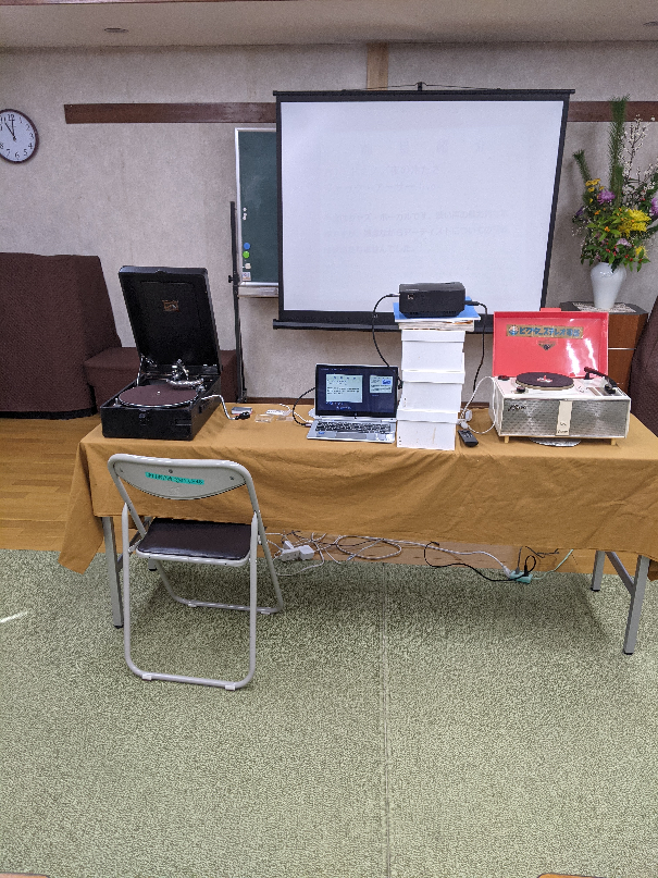 tekona_record's tweet photo. 【てるぼサロン市川南】 
🎙️蓄音機実演会　～昭和レトロの音色　蓄音機の調べ～

🎵本日午前中に開催しました。21名もの参加があり盛況でした。手回し式蓄音機と電蓄を使い、昭和の音色をたっぷりと楽しんでもらいました。

記事　https://t.co/VaIrvqNvpE
#蓄音機 #電蓄 #レコード鑑賞会 #市川市 https://t.co/f011Tc3uxn