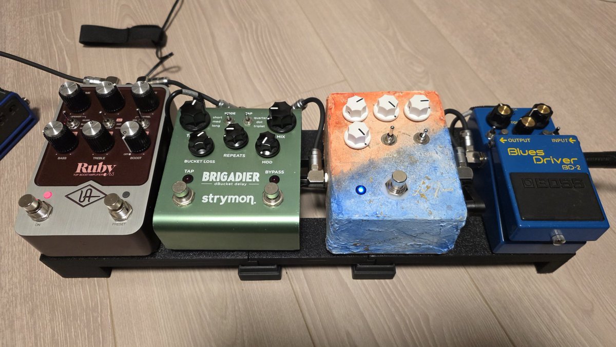 philloshiki's tweet photo. あっれれぇおっかしいぞぉ？
エフェクターボードがながくなって
左側になにか増えてるぅ https://t.co/tKzbz7qEx2