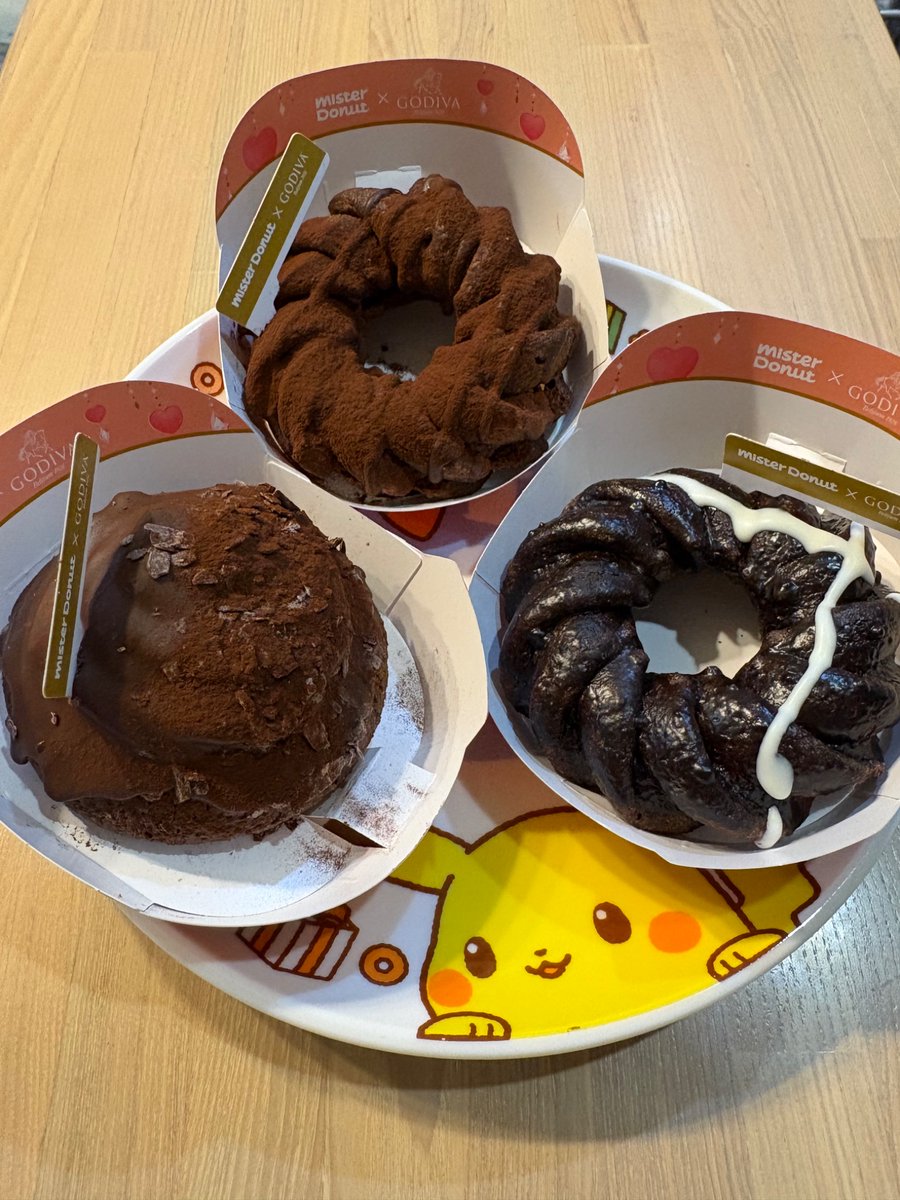 レイドの前に一番くじやったけど、ゴンベとモクローは当たらなかったです😢悔しいからミスドでGODIVAコラボドーナツ🍩買ってみました(ほんとは4種類ありました)  ZAでフーパがドーナツ食べたから食べたかった😋
あのドーナツ、1個で4000kcalって凄いよね！
