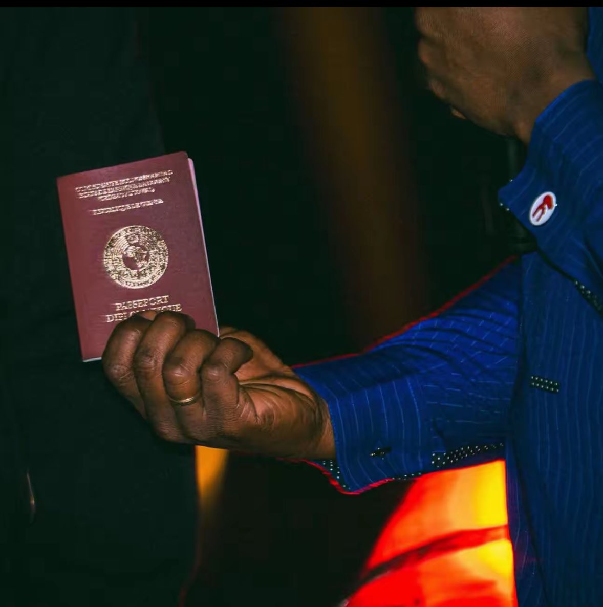 Aesalerte's tweet image. L’acteur américain Jonathan Majors et son épouse Meagan Good ont effectué un test ADN révélant des origines guinéennes.
En reconnaissance, l’État guinéen a annoncé sa décision de leur offrir un passeport diplomatique.