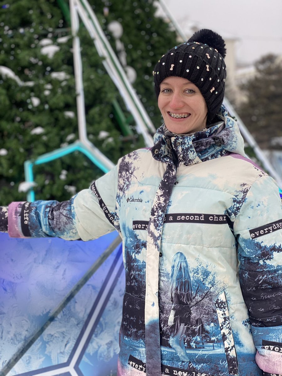 Сияю брекетами. 
Первое о чем я подумала, что есть будет не удобно. Любимую красную помаду прийдется заменить на что-то нежненькое. Даже целоваться не могу. 

Больно, когда смотришь на еду, а понимаешь, что не сможешь сожрать. 
Очередные пытки