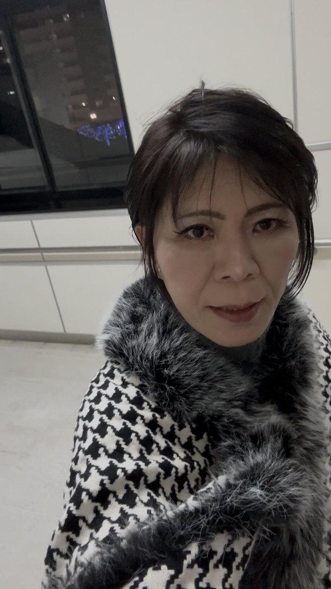 ひと月前から「異動した元同僚が来るので東京で飲みたい」と言っていたら、夜遊びを許可されました(*'-'*)v
　土曜の晩の登り電車、車両には3人だけ、外は真っ暗でほぼ海原電鉄状態、なんか怖いよぅ😱
　今日、髪をバッサリカットしておさる化しました。B面で耳の上に髪を載せきれなくなって🫠