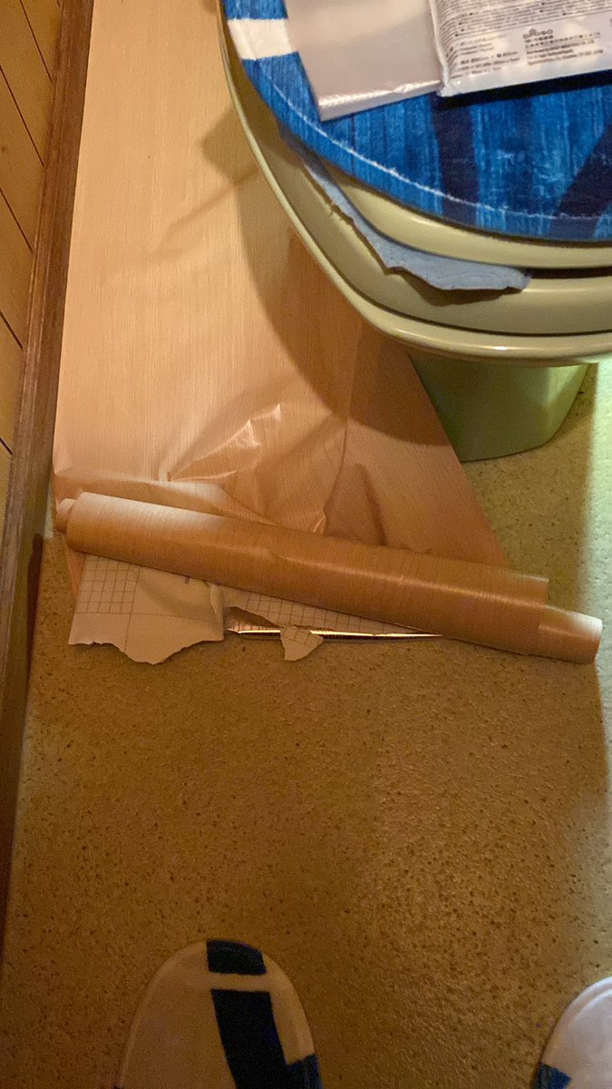 トイレの床をDIY中🥰
こういう作業以外と好きだったりする