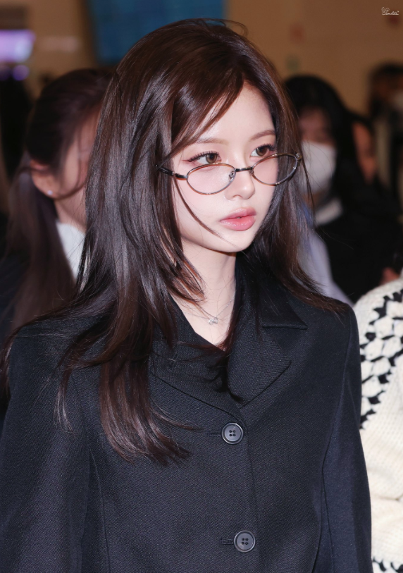 AboutMusicYT's tweet image. Sullyoon of NMIXX gains attention with new photos from the airport.