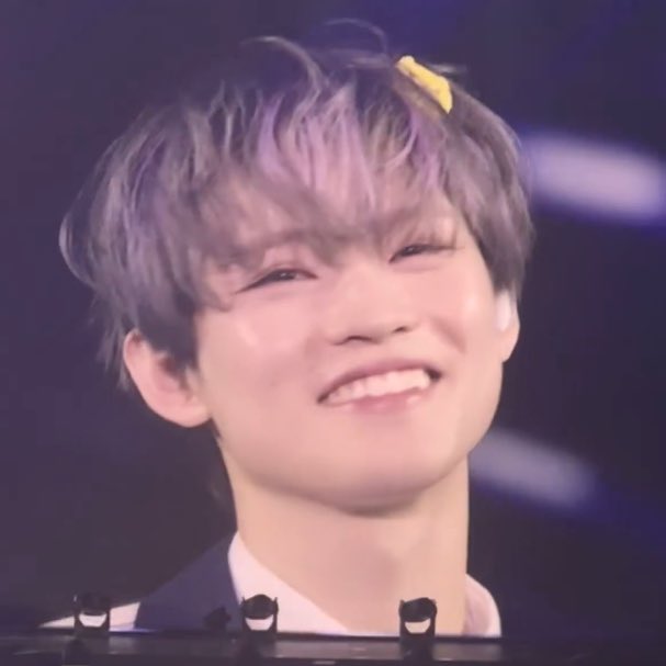 chenlechai's tweet image. kitty wearing his kitty hair clip 😸