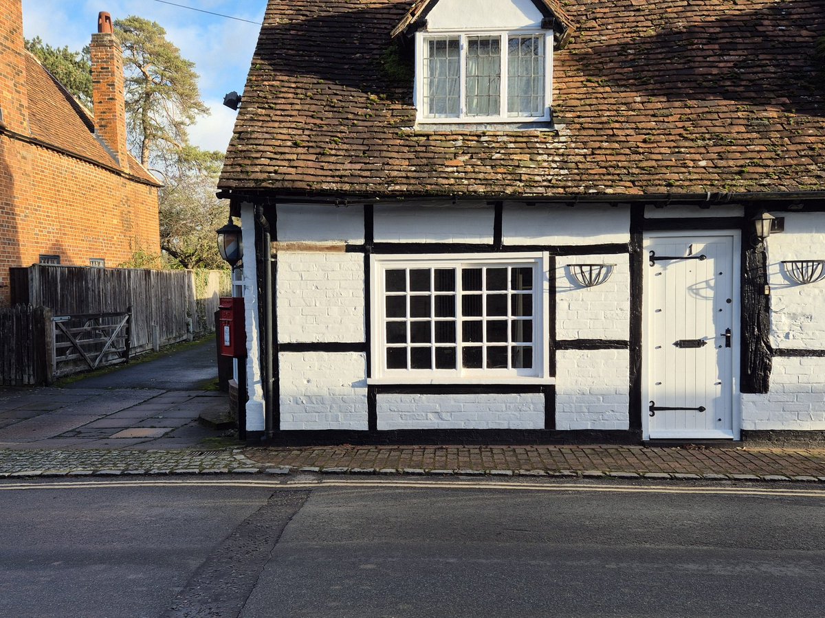 tolecache's tweet photo. #PostboxSaturday A rather shy example in Hurley, Berks https://t.co/iiIEauOoSX