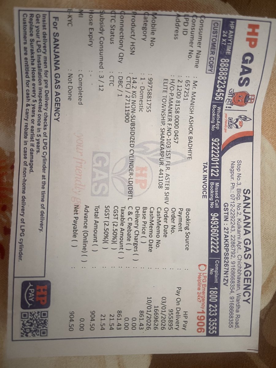 ManishBadhiye's tweet photo. @PetroleumMin @narendramodi @bjpmaha @BJP4Maharashtra @Dev_Fadnavis 

Today i purchase cylinder on that above cylinder price i have been ask extra 20 Rs by Sanjana Gas Agency delivery boy. He not only ask me even fight ( verbally)on that matter its some one action taken ? https://t.co/NoEB7rjckm