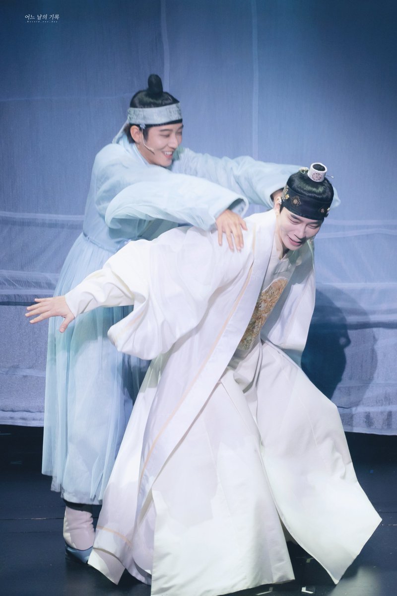 _record_one_day's tweet image. 260109 한복입은남자 커튼콜데이
배우 #신성록 #고은성

비차 날개마냥 팔 쫘악 뻗은 전하
그리고 안정감있게 쇽 올라타는 영실이
🌌