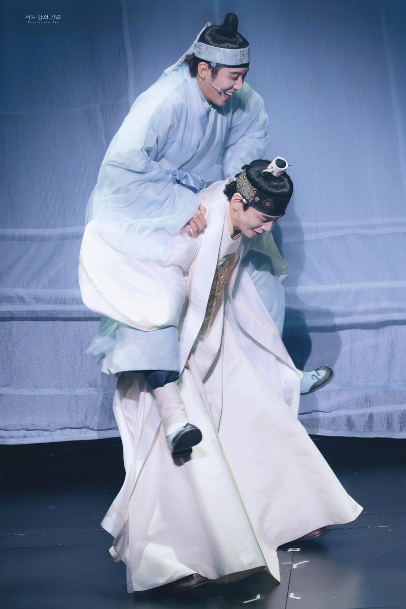 _record_one_day's tweet image. 260109 한복입은남자 커튼콜데이
배우 #신성록 #고은성

비차 날개마냥 팔 쫘악 뻗은 전하
그리고 안정감있게 쇽 올라타는 영실이
🌌