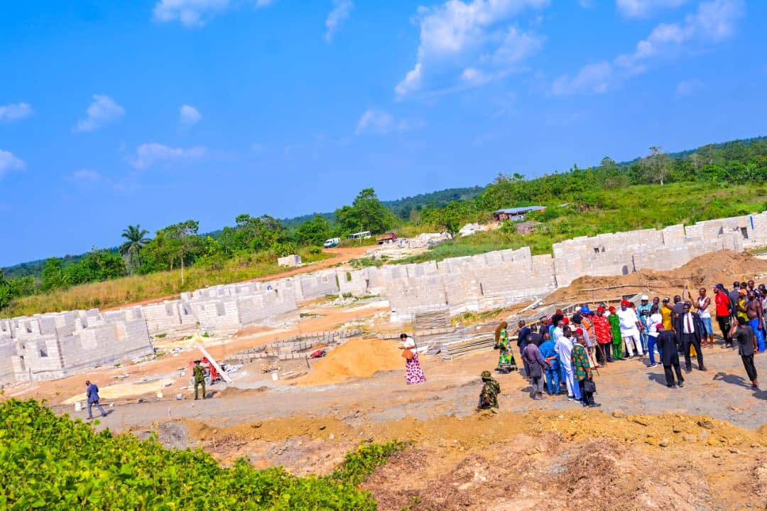 Yeribaaba's tweet image. Rt. Hon. Benjamin Okezie Kalu, Deputy Speaker of the House of Representatives (@OfficialBenKalu), today carried out an inspection visit to the 250-unit housing project being developed under the Renewed Hope Initiative, a development he facilitated.