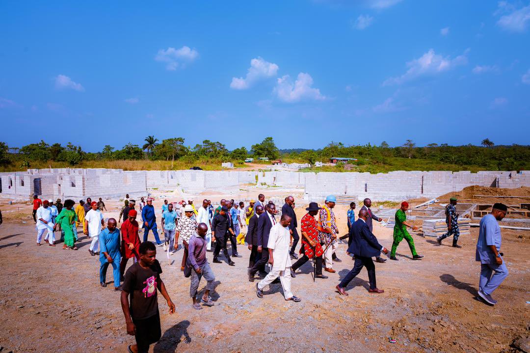 Yeribaaba's tweet image. Rt. Hon. Benjamin Okezie Kalu, Deputy Speaker of the House of Representatives (@OfficialBenKalu), today carried out an inspection visit to the 250-unit housing project being developed under the Renewed Hope Initiative, a development he facilitated.