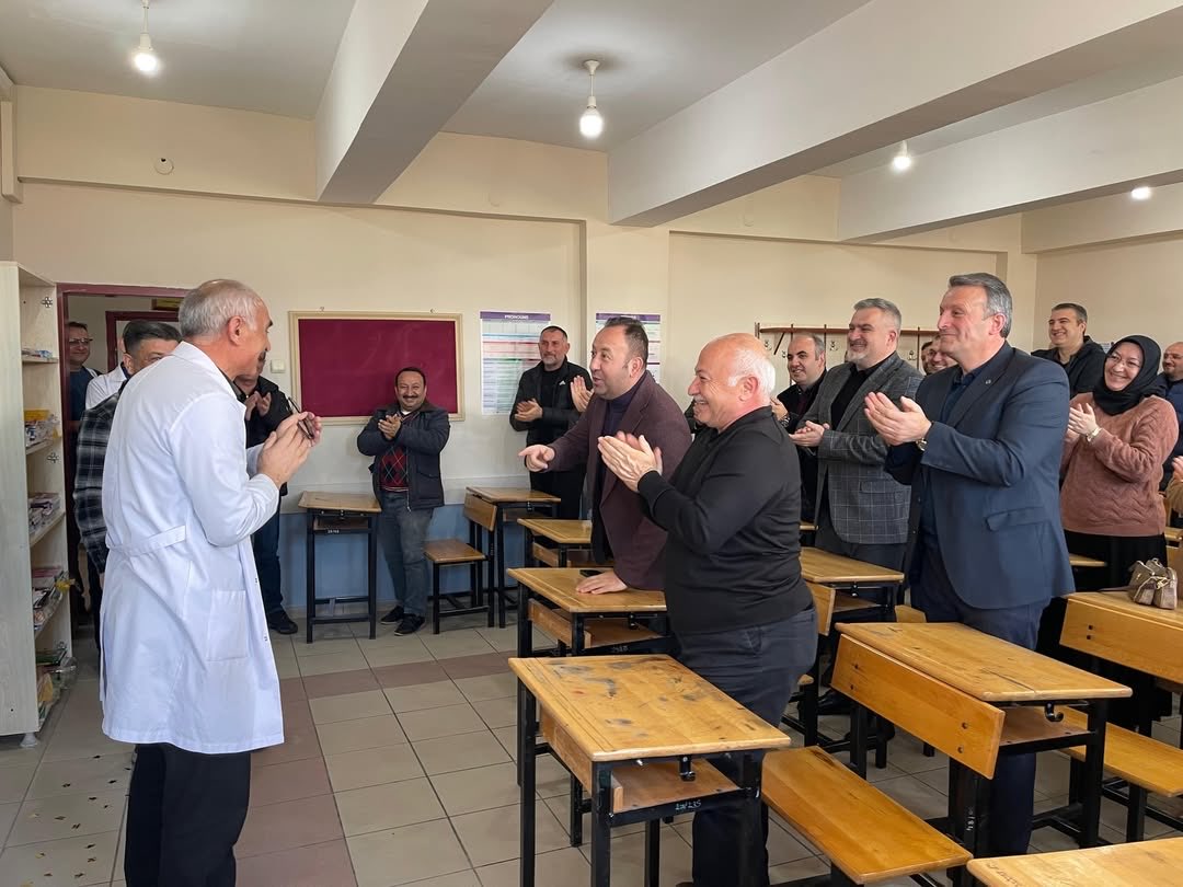 ogretmenlerhane's tweet photo. Tokat’ta bir lisede 42 yıl görev yapan felsefe öğretmeni Mehmet Yıldız, mezun ettiği öğrencilerinin sürpriziyle emekliliğe uğurlanmış https://t.co/LlAY9SUTZA