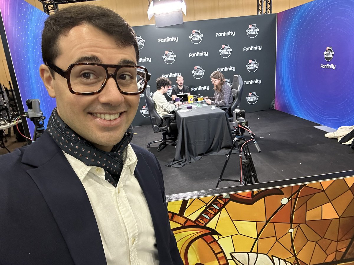 Coverage of Spotlight Series Lyon 🇫🇷 will start in half an hour with Round3. Now rooting for <a href="/MrChecklistcard/">Simon Nielsen</a> playing Round2! 💪